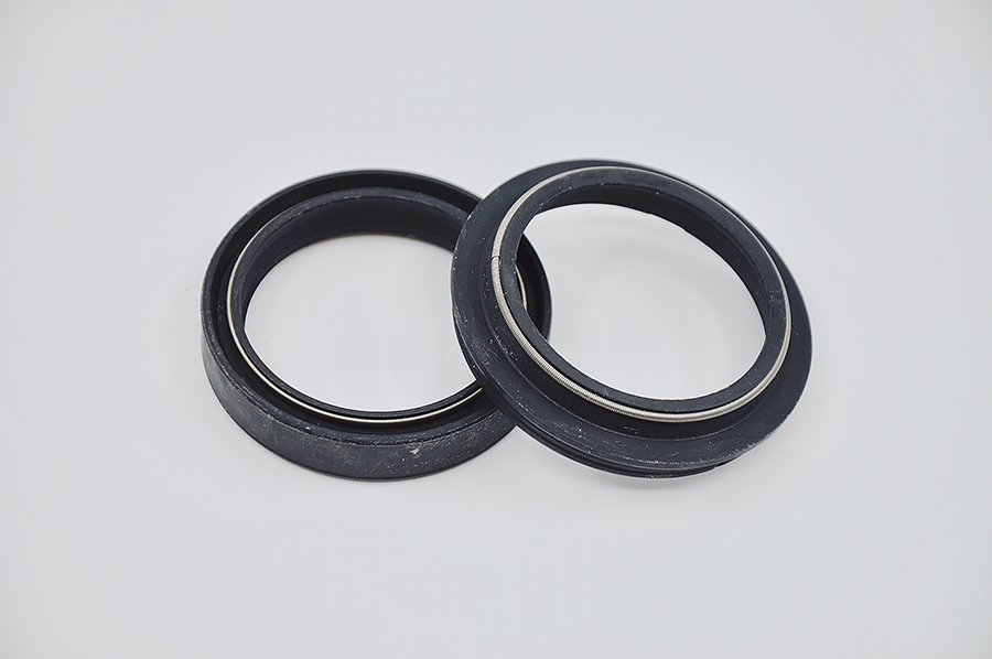 SKF Retén y guardapolvo color negro Showa 45x57.05x11.2