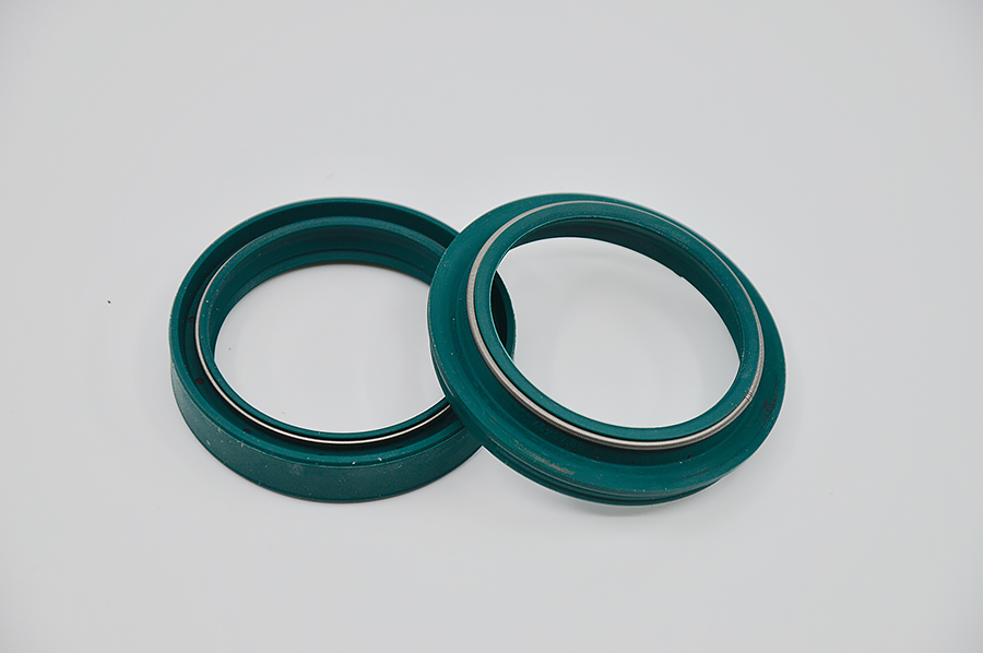 SKF Retén y guardapolvo color verde Showa 45x57.05x11.2